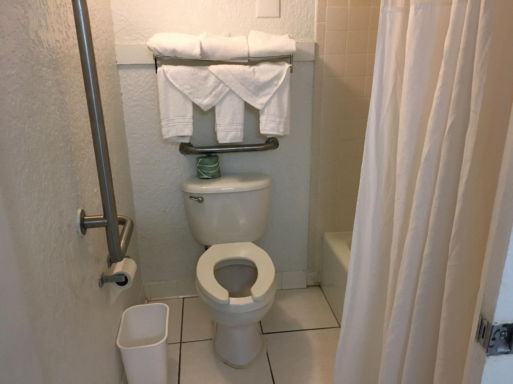 Days Inn & Suites By Wyndham Fort Pierce Midtown 2*