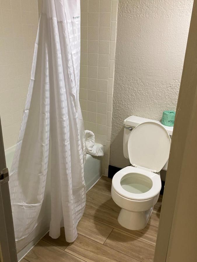 Days Inn & Suites By Wyndham Fort Pierce Midtown 2*
