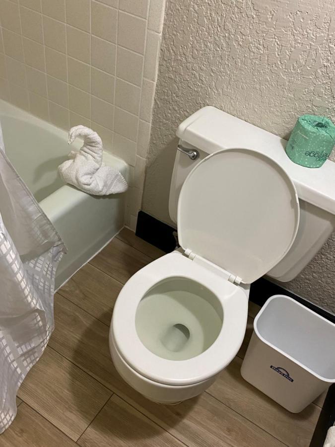 Days Inn & Suites By Wyndham Fort Pierce Midtown Hotel 2*