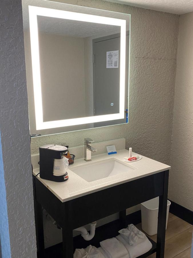 Days Inn & Suites By Wyndham Fort Pierce Midtown Hotel 2*
