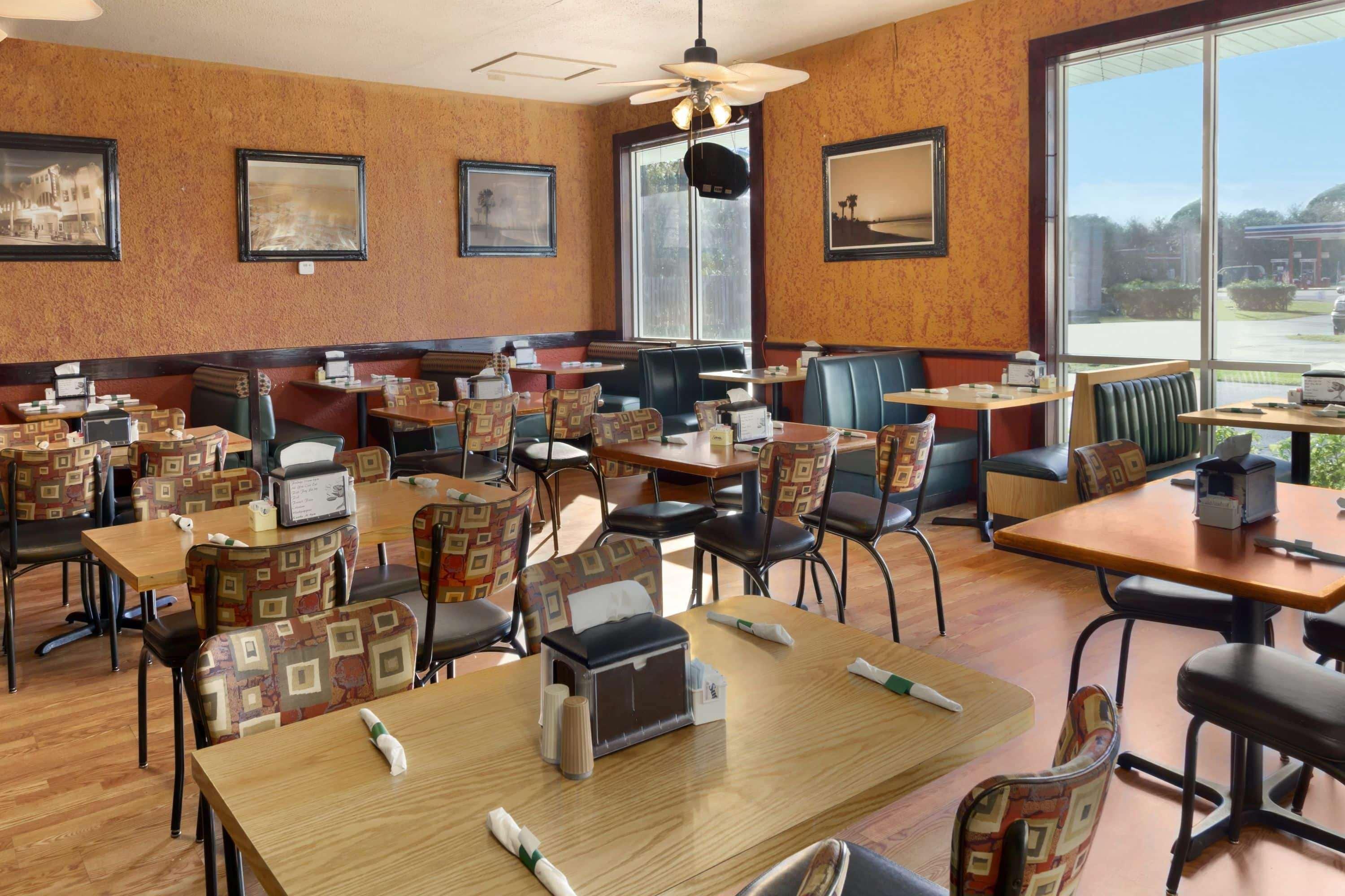 Days Inn & Suites By Wyndham Fort Pierce Midtown Hotel