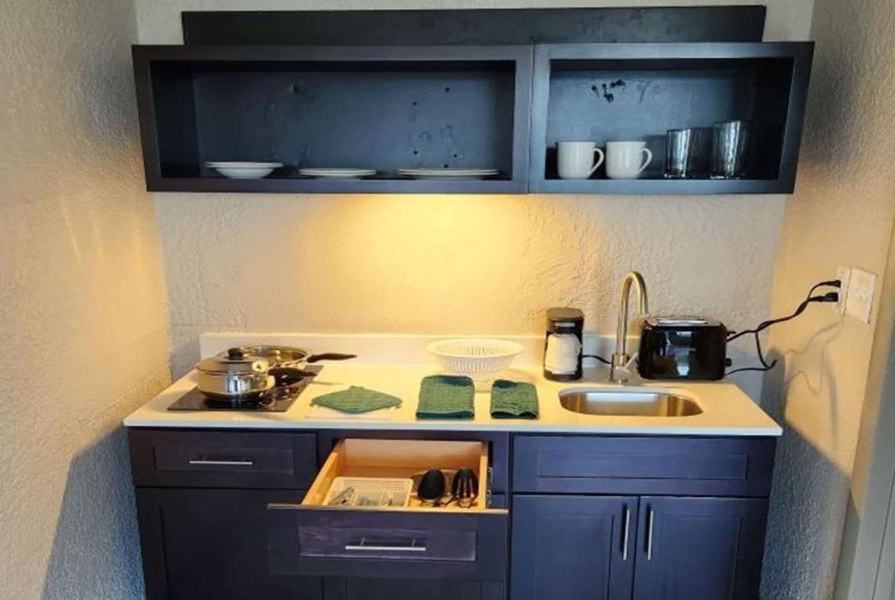 Days Inn & Suites By Wyndham Fort Pierce Midtown