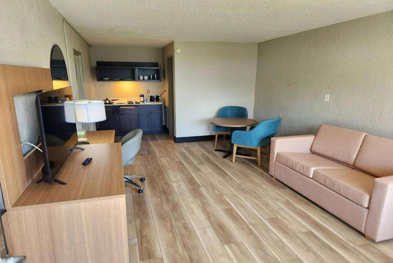 Days Inn & Suites By Wyndham Fort Pierce Midtown 2* Fort Pierce