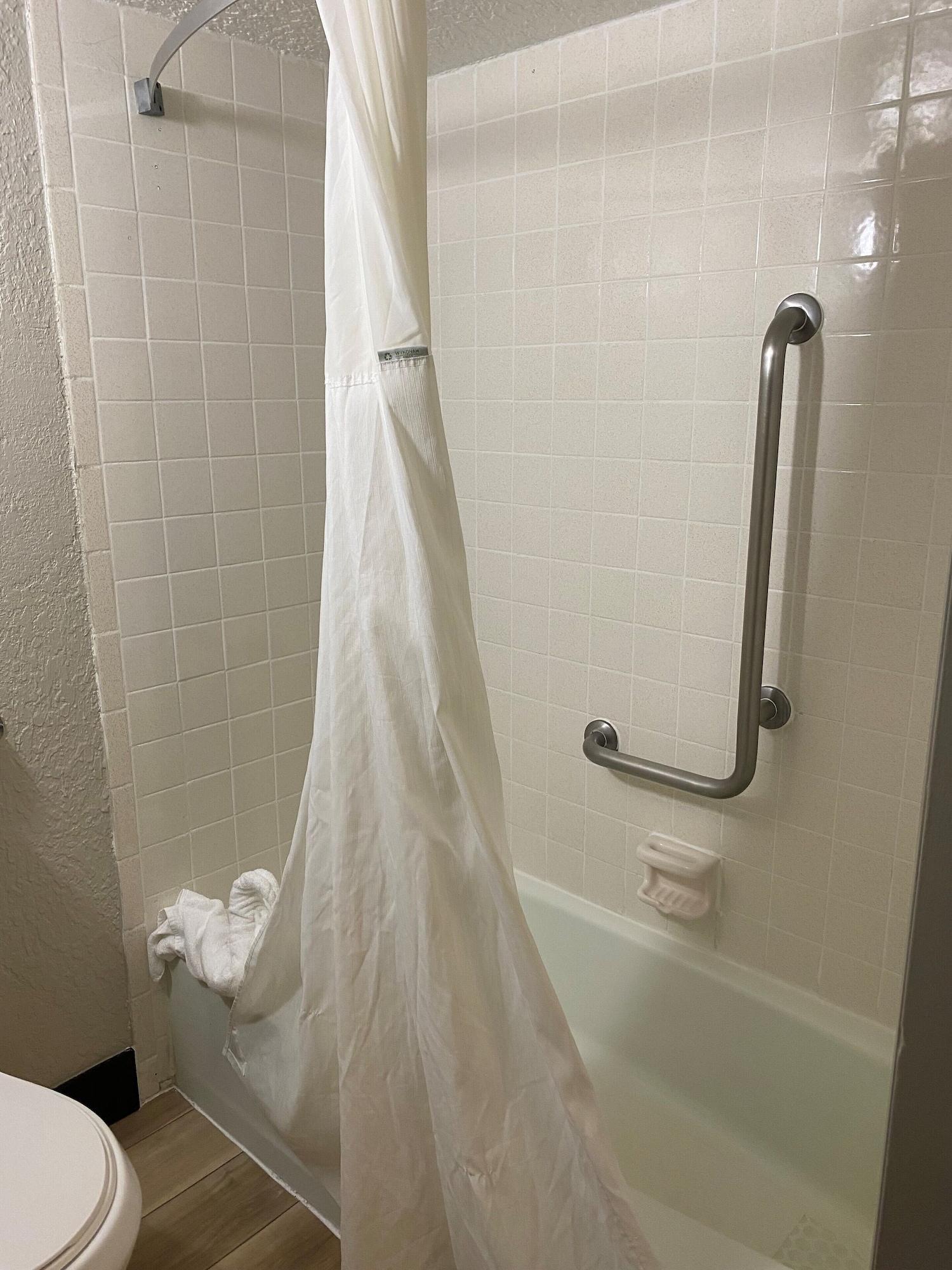 Hotel Days Inn & Suites By Wyndham Fort Pierce Midtown 2*