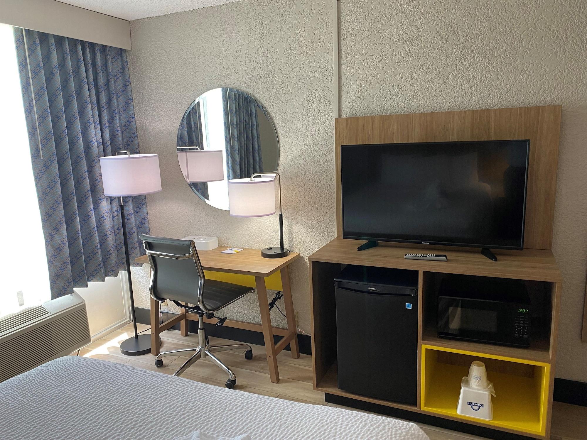 Days Inn & Suites By Wyndham Fort Pierce Midtown Hotel