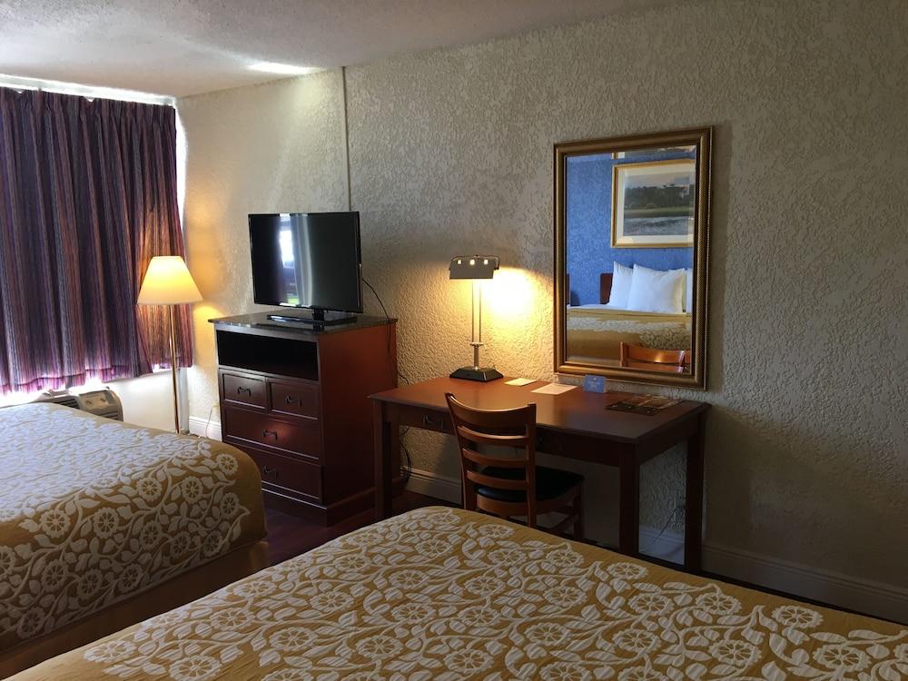 Days Inn & Suites By Wyndham Fort Pierce Midtown Hotel 2*