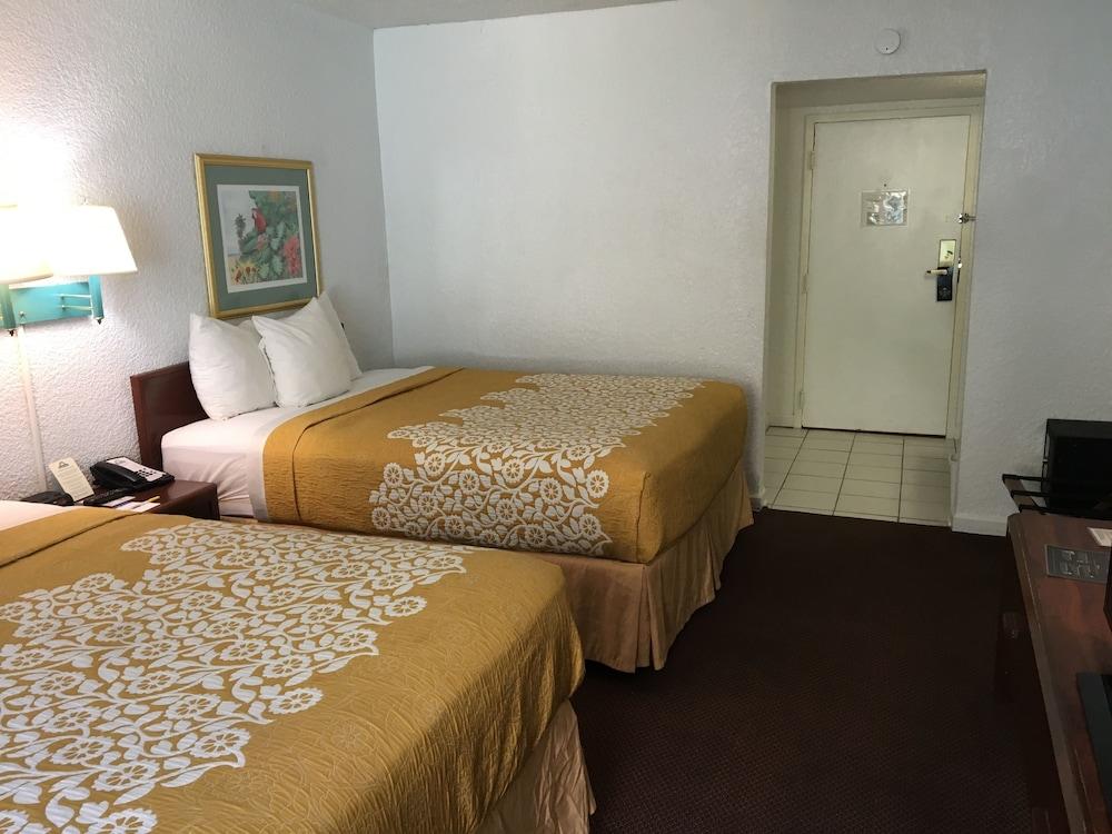 Days Inn & Suites By Wyndham Fort Pierce Midtown Hotel 2*