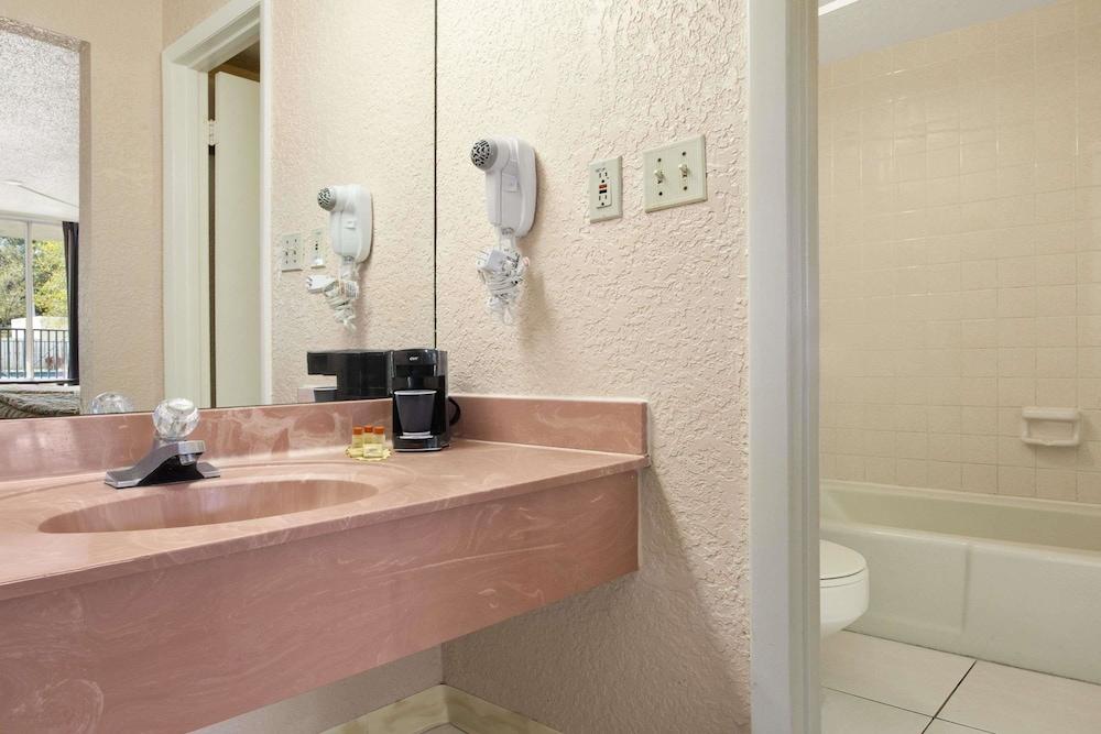 Hotel Days Inn & Suites By Wyndham Fort Pierce Midtown Fort Pierce