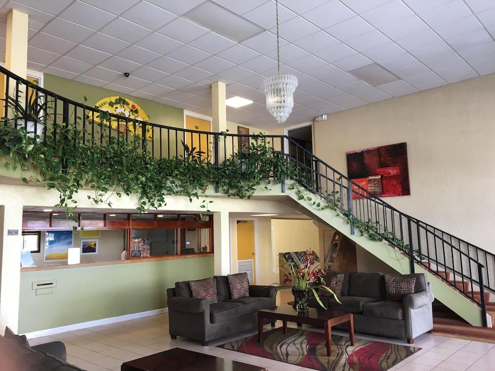 Days Inn & Suites By Wyndham Fort Pierce Midtown