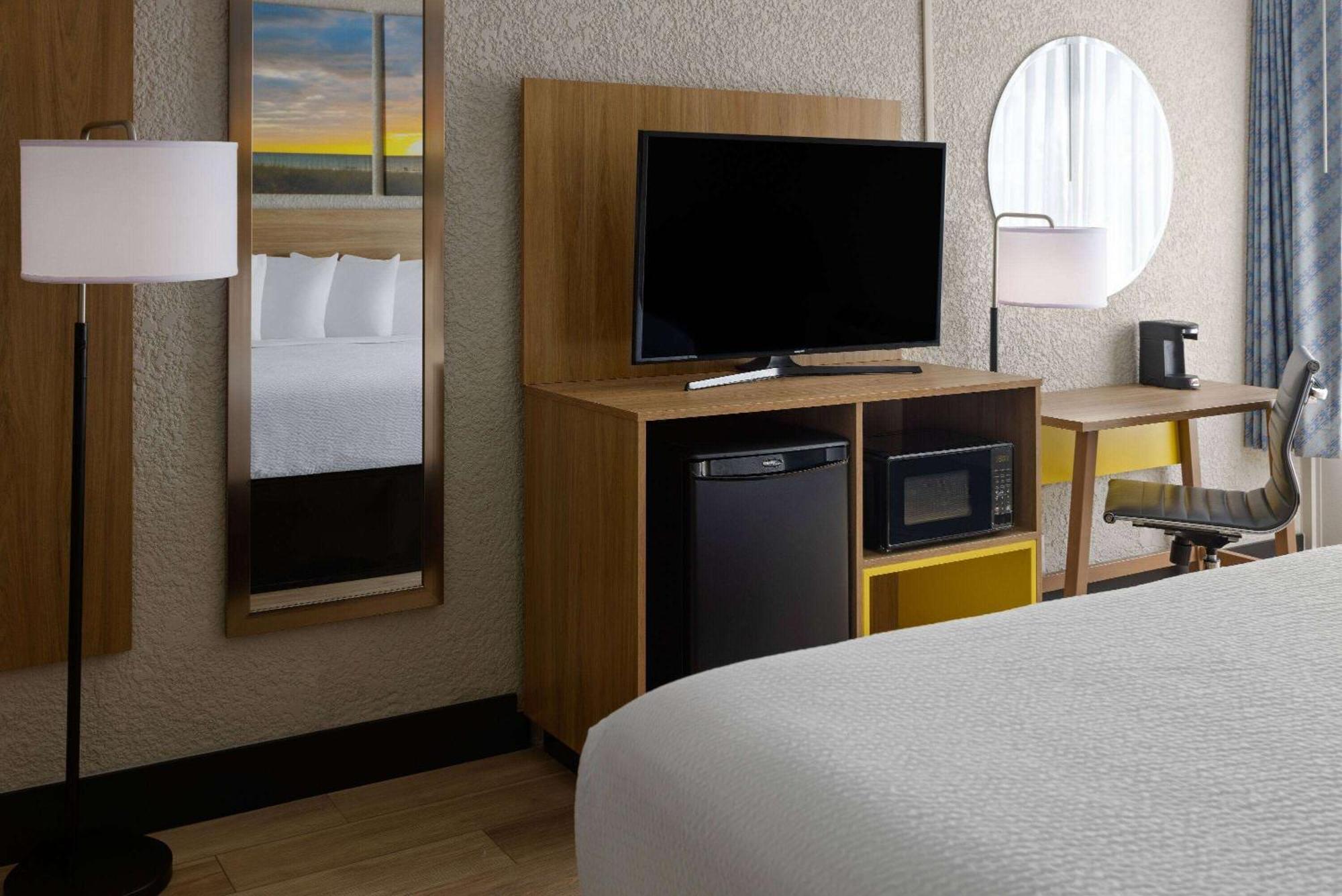 Days Inn & Suites By Wyndham Fort Pierce Midtown Hotel