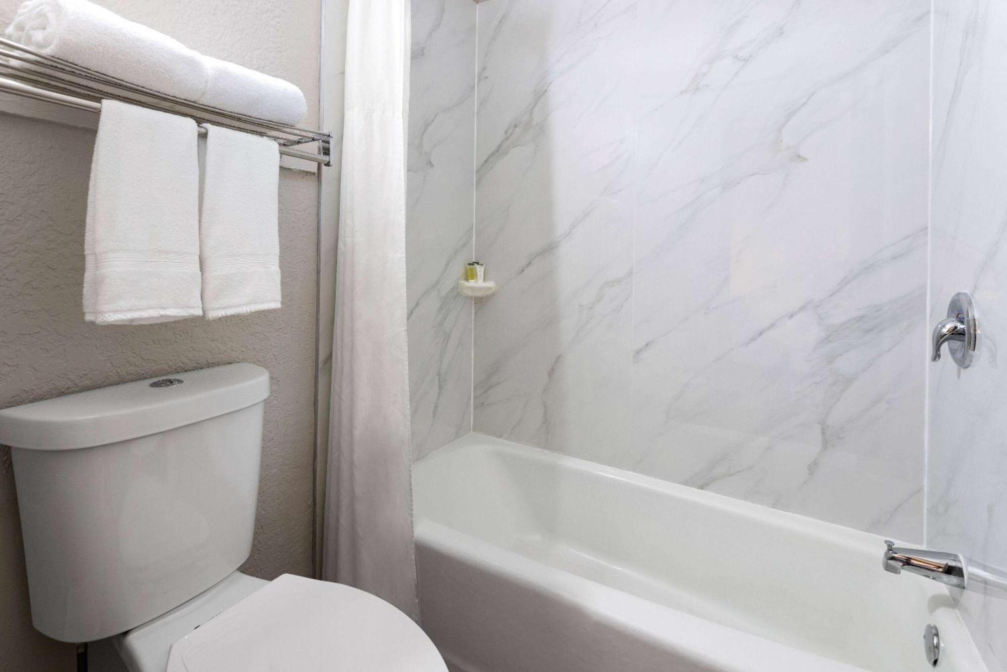 Days Inn & Suites By Wyndham Fort Pierce Midtown Fort Pierce