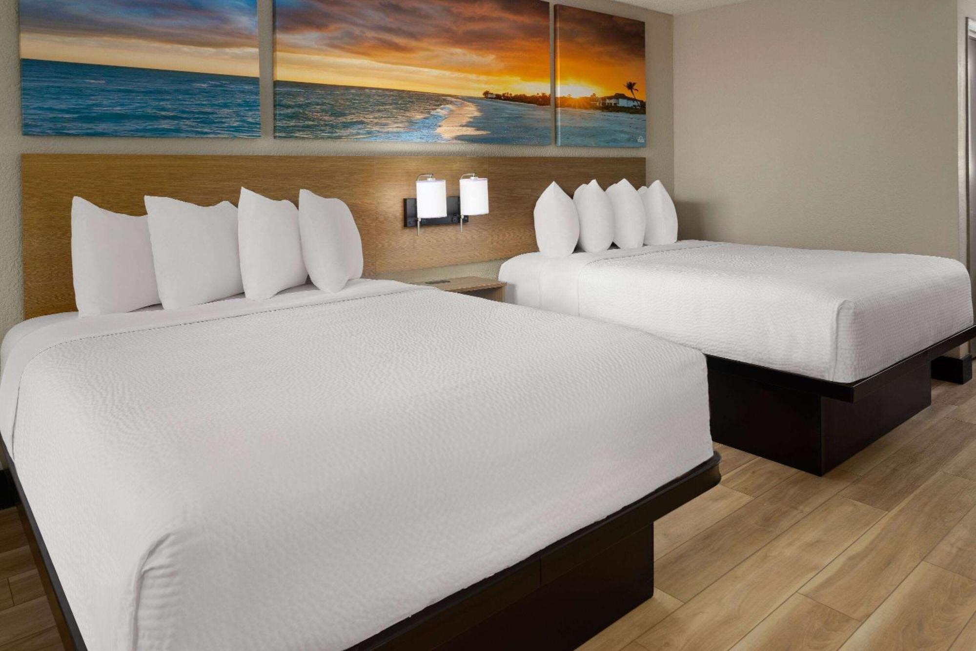 Days Inn & Suites By Wyndham Fort Pierce Midtown 2*