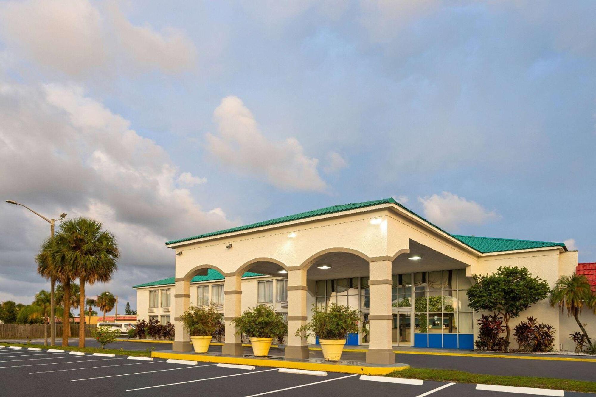 Days Inn & Suites By Wyndham Fort Pierce Midtown Hotel 2*