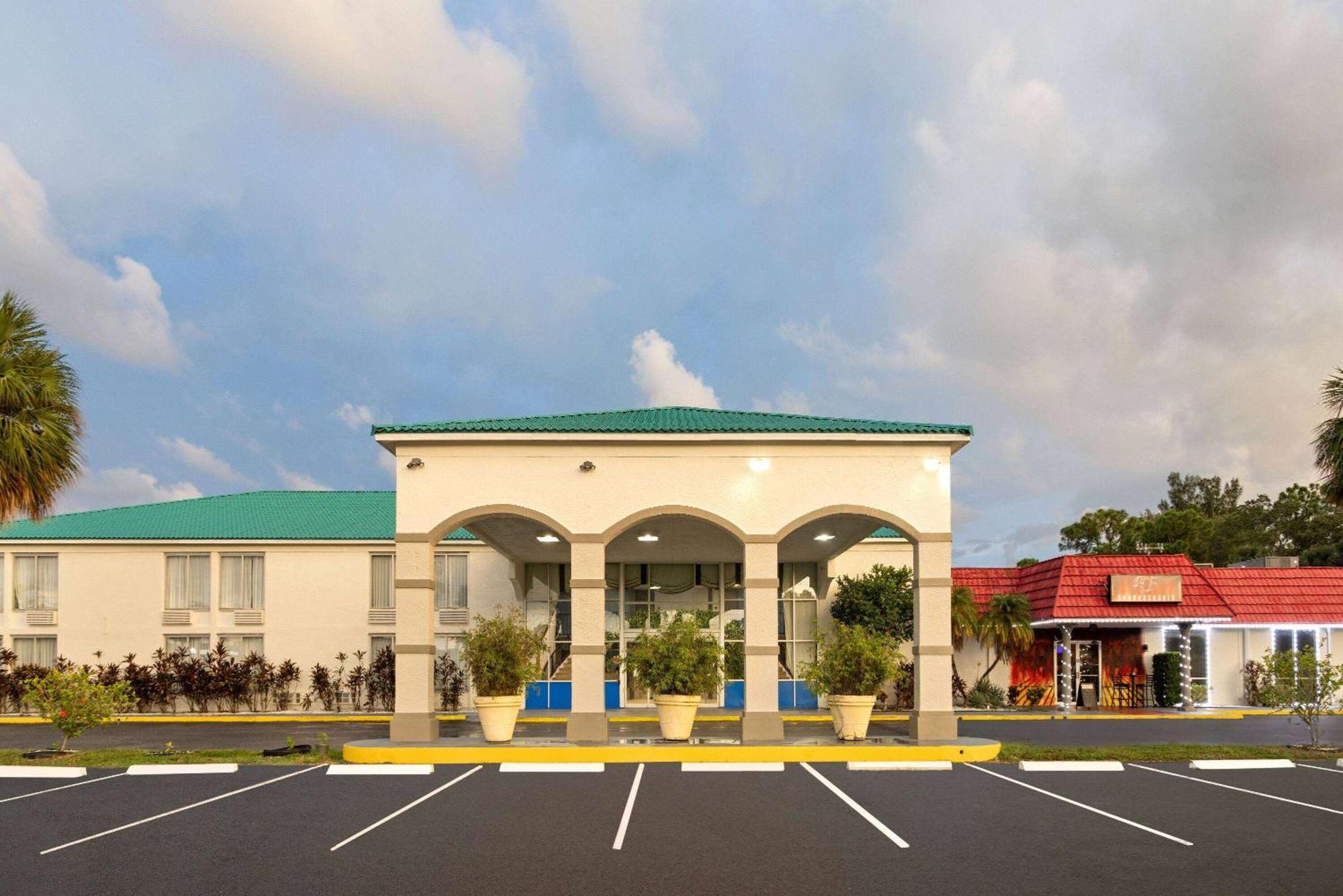 Hotel Days Inn & Suites By Wyndham Fort Pierce Midtown