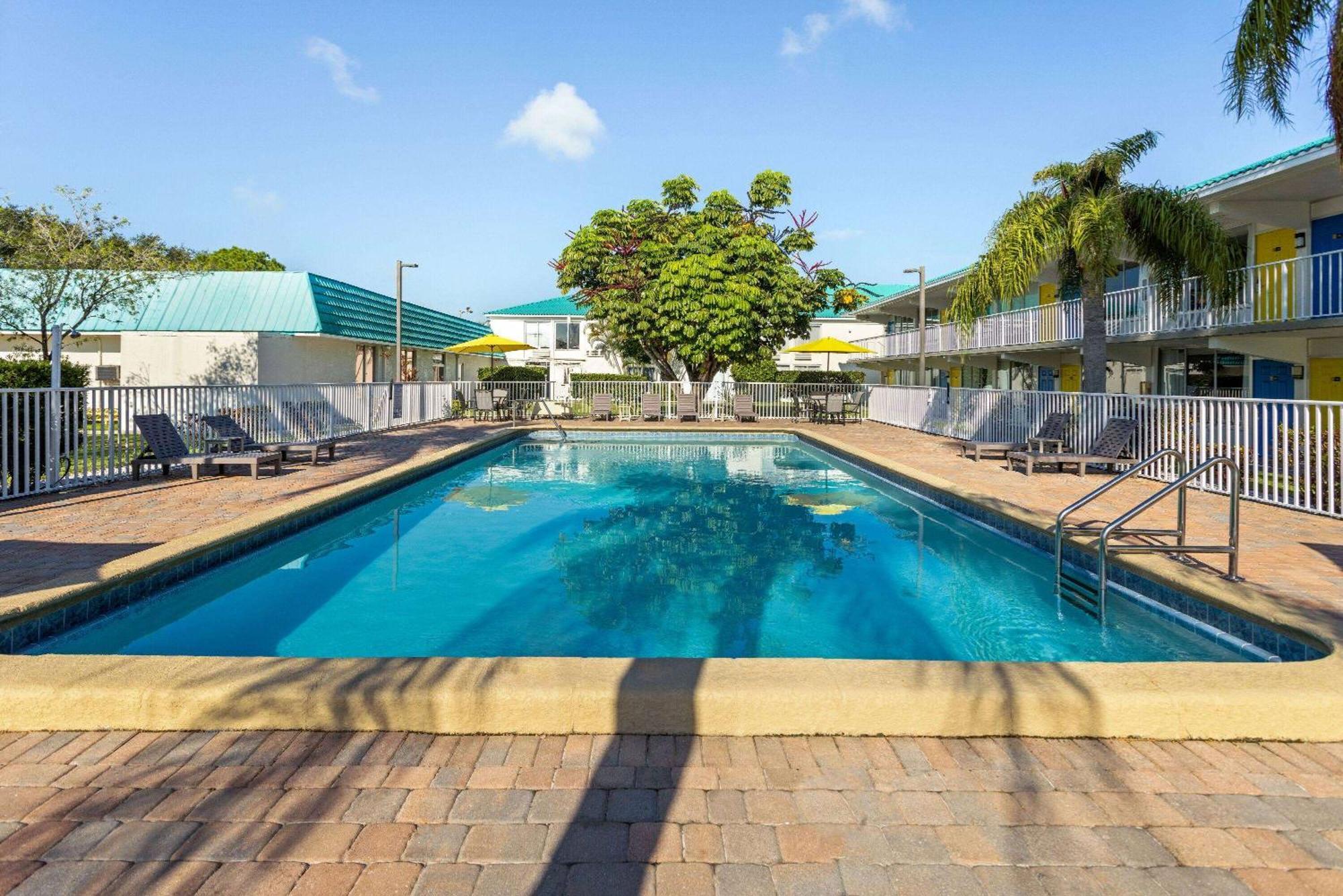 Days Inn & Suites By Wyndham Fort Pierce Midtown Hotel Fort Pierce