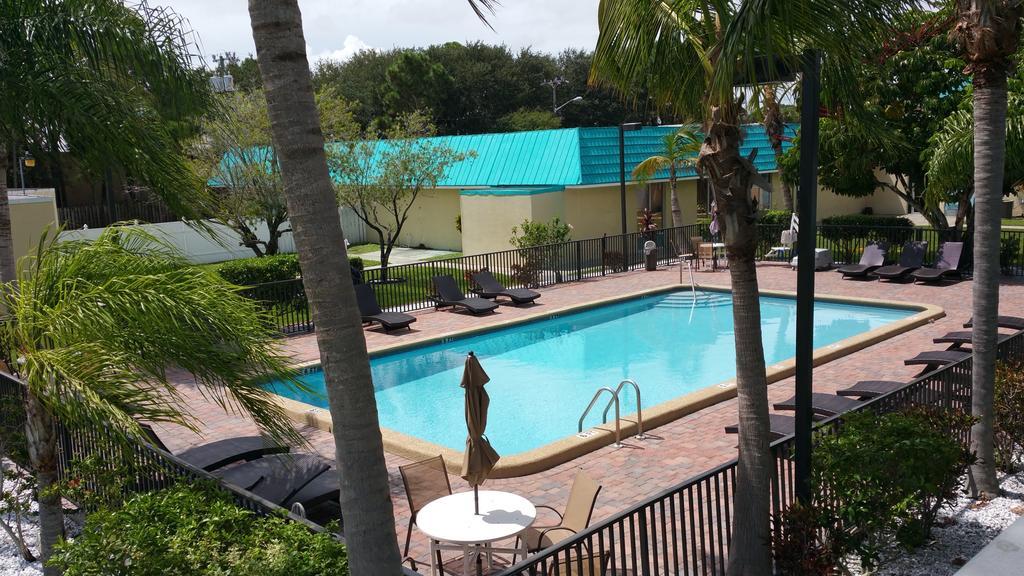 Hotel Days Inn & Suites By Wyndham Fort Pierce Midtown 2*