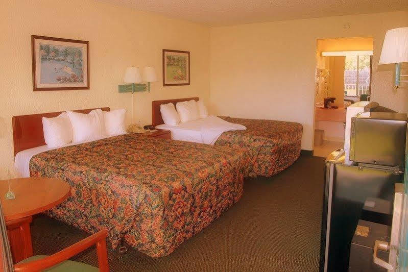 Days Inn & Suites By Wyndham Fort Pierce Midtown Hotel