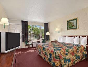 Hotel Days Inn & Suites By Wyndham Fort Pierce Midtown 2*
